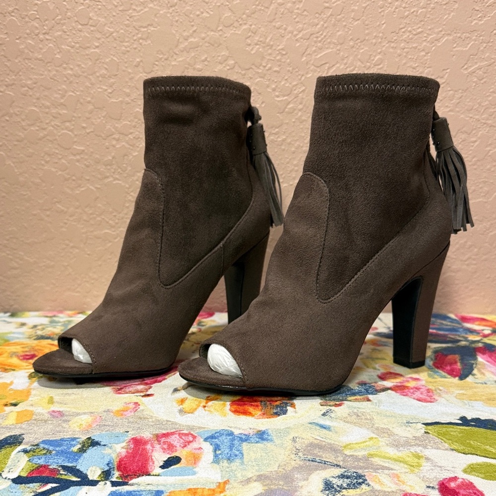 Vince Camuto Calissa Peep Toe Tassle Fringe Heel Booties Sz 5.5M❤️❤️